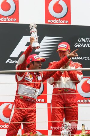 Podium: le vainqueur Michael Schumacher avec Felipe Massa
