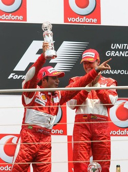 Podium: le vainqueur Michael Schumacher avec Felipe Massa