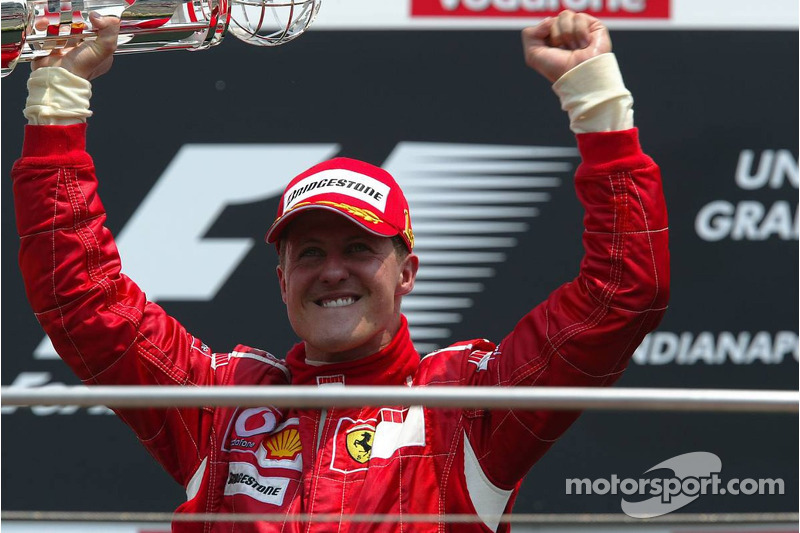 Podium : Michael Schumacher célèbre sa victoire