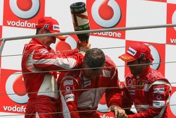 Podyum: Michael Schumacher, Felipe Massa ve Ross Brawn