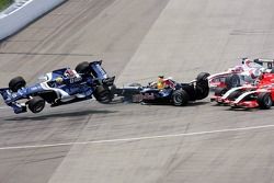 Choque en la primera curva de Mark Webber, Christian Klien, Franck Montagny y Christijan Albers