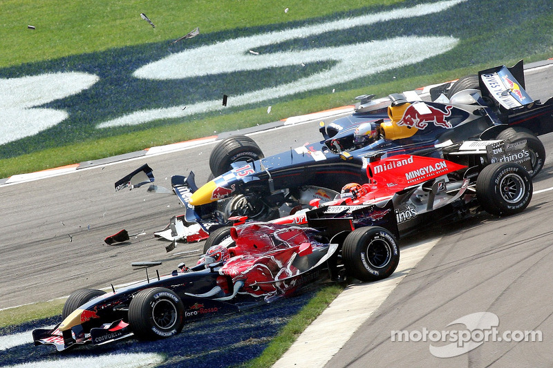 La primera temporada no fue nada fácil pero Liuzzi, a pesar de verse envuelto en un toque múltiple al inicio del GP de Estados Unidos 2006, aprovechó que muchos pilotos abandonaron y acabó 8º. Fue el primer punto sumado por Toro Rosso en F1, y el único de ese primer año 2006.