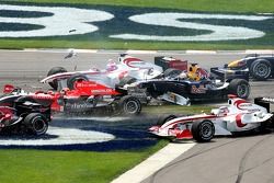 Crash at first corner: Vitantonio Liuzzi, Christian Klien, Franck Montagny and Christijan Albers