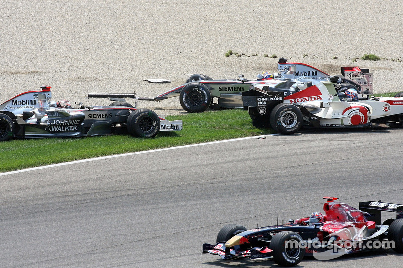 Accident au premier virage : Juan Pablo Montoya, Kimi Raikkonen, Jenson Button et Vitantonio Liuzzi