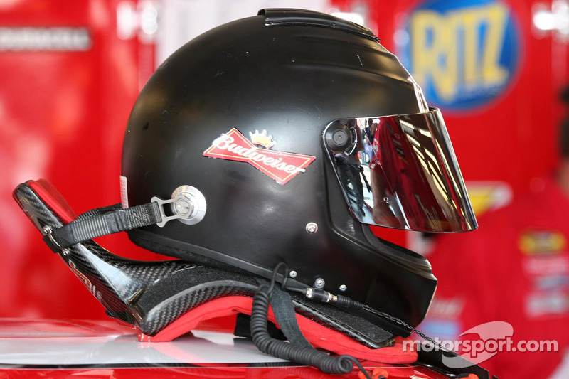 Le dispositif HANS de Dale Earnhardt Jr. est connecté à son casque