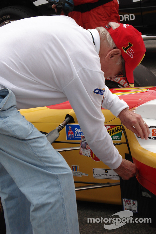 Paul Newman inspecte la voiture de Sébastien Bourdais