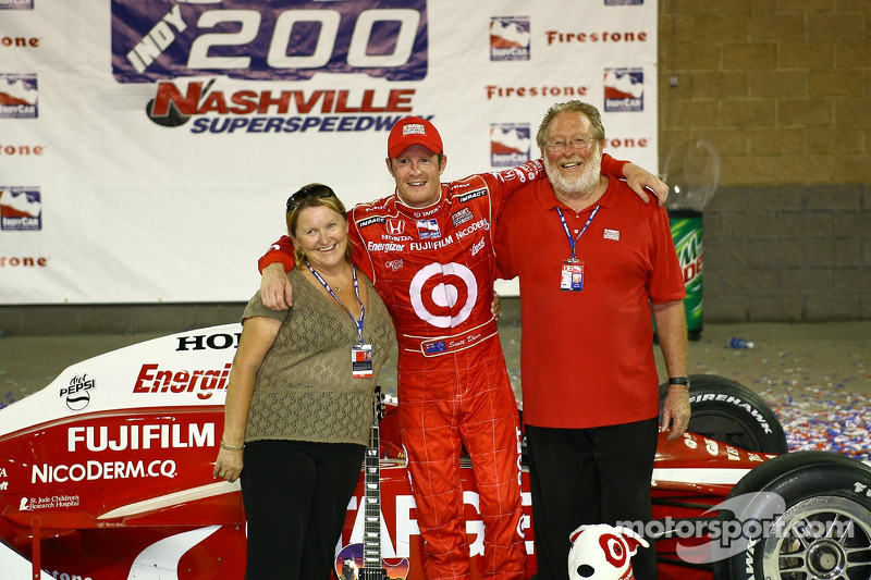 Ligne de victoire: le vainqueur de la course Scott Dixon fait la fête avec ses parents