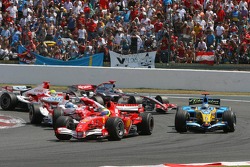 Départ: Felipe Massa et Fernando Alonso se battent