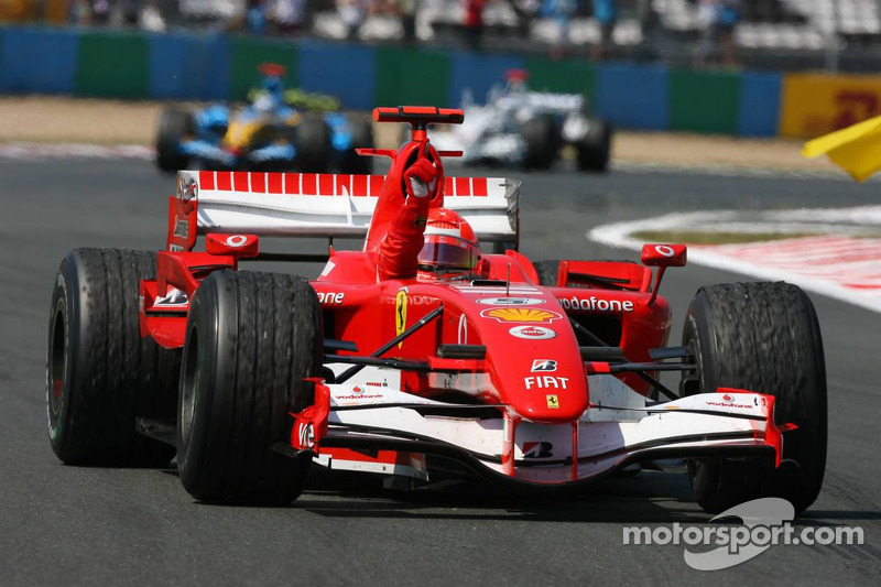 Yarış galibi Michael Schumacher kutlama yapıyor