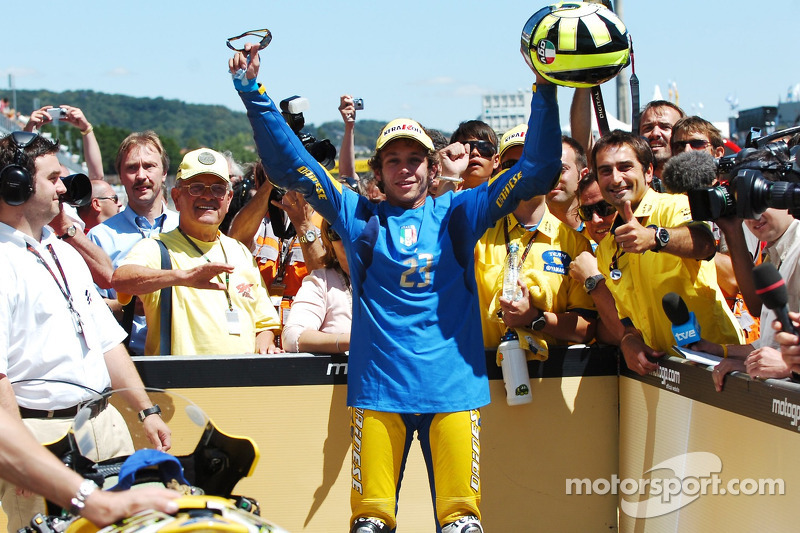 Ganador de la carrera Valentino Rossi celebra