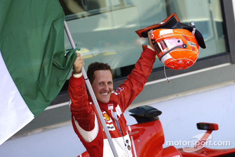 Yarış galibi Michael Schumacher kutlama yapıyor