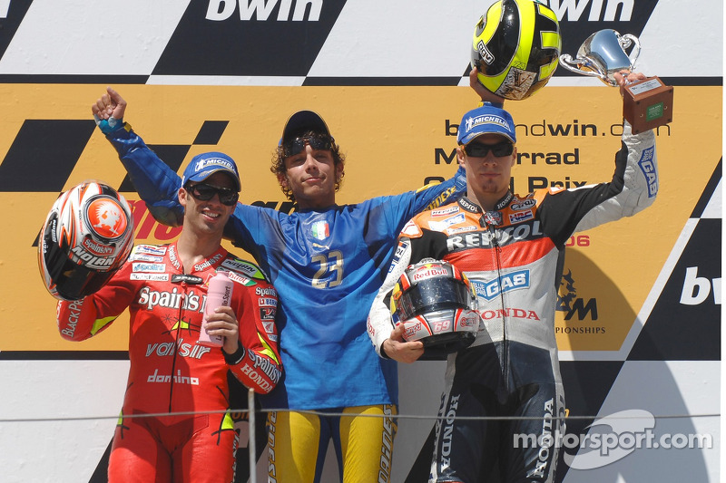 Podium: le vainqueur de la course Valentino Rossi avec Marco Melandri et Nicky Hayden