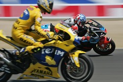 Kenny Roberts dépassant Colin Edwards pour avoir le meilleur temps de la séance de Friday PM