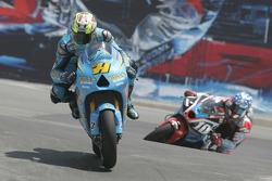 Chris Vermeulen pourchassé par Kenny Roberts