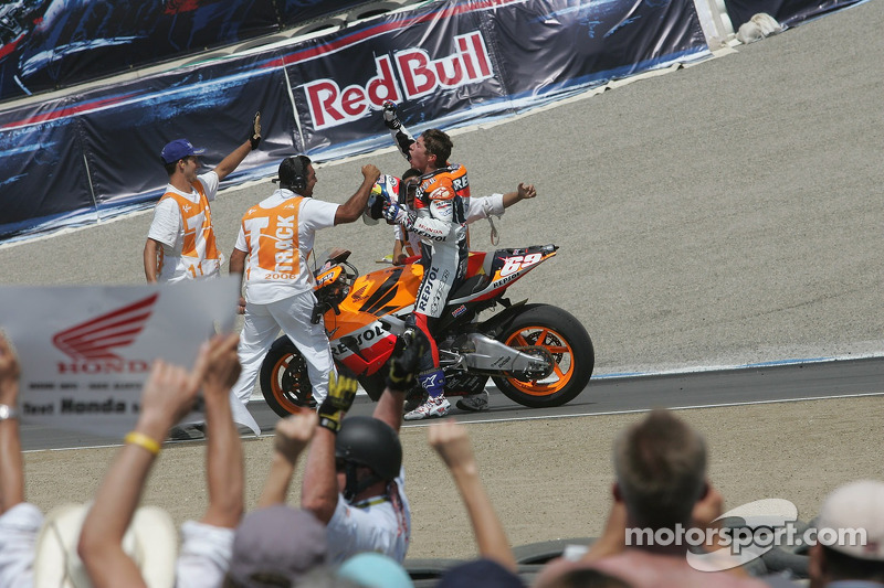 2006: Nicky Hayden merayakan kemenangan di Laguna Seca