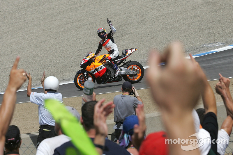 Ganador de la carrera Nicky Hayden celebra