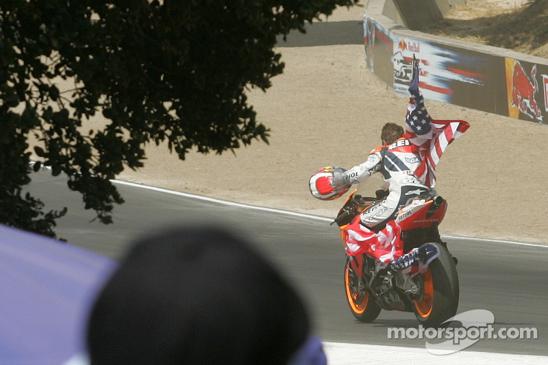 Ganador de la carrera Nicky Hayden celebra