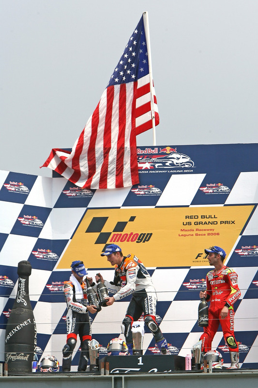 Podium: le vainqueur Nicky Hayden avec Dani Pedrosa et Marco Melandri