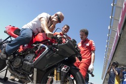 Randy Mamola desprotege su biplaza