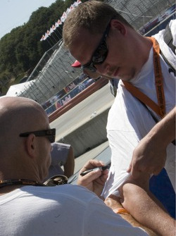 Randy Mamola firma un autógrafo