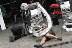 L'équipe McLaren Mercedes prépare le ravitaillement