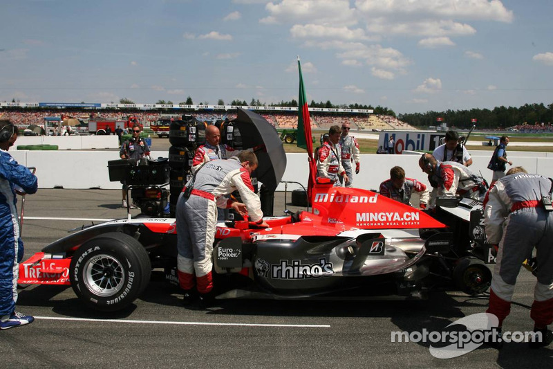 Miembros del equipo Midland MF1 Racing en el trabajo