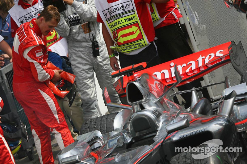 Michael Schumacher mira el McLaren de Kimi Raikkonen