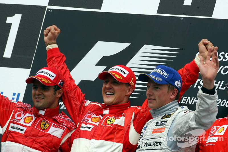 Michael Schumacher auf dem Podium mit Massa und Räikkönen