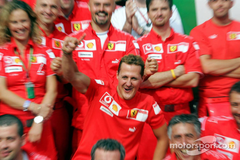 Yarış galibi Michael Schumacher kutlama yapıyor ve this team