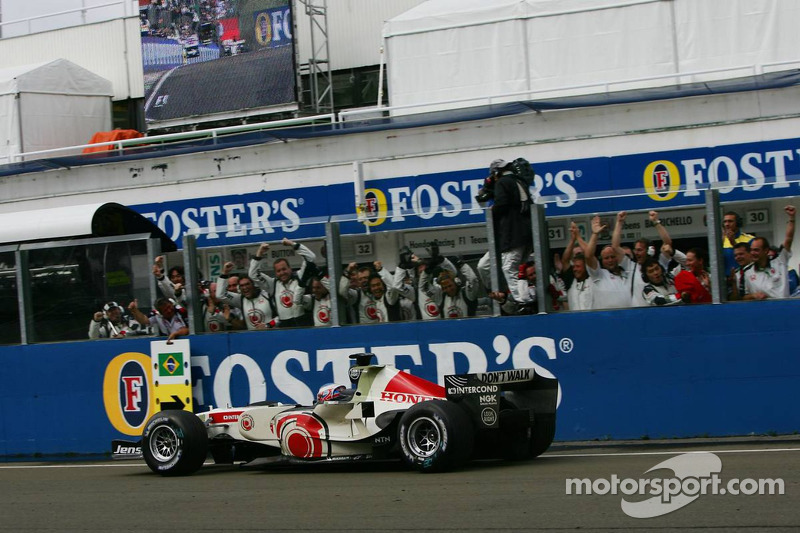 A Honda retornou como time à F1 em 2006 e teve uma primeira temporada encorajadora, com uma vitória de Button na Hungria e uma pole do inglês na Austrália.
