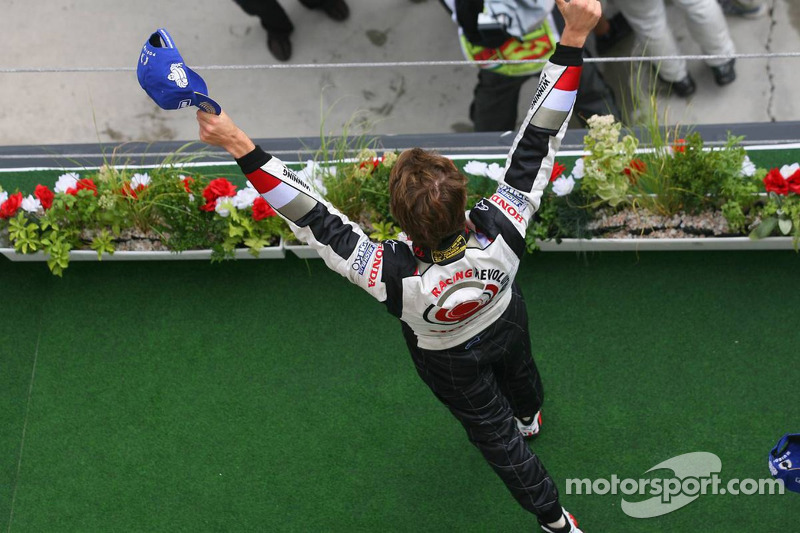 Podio: ganador de la carrera Jenson Button celebra