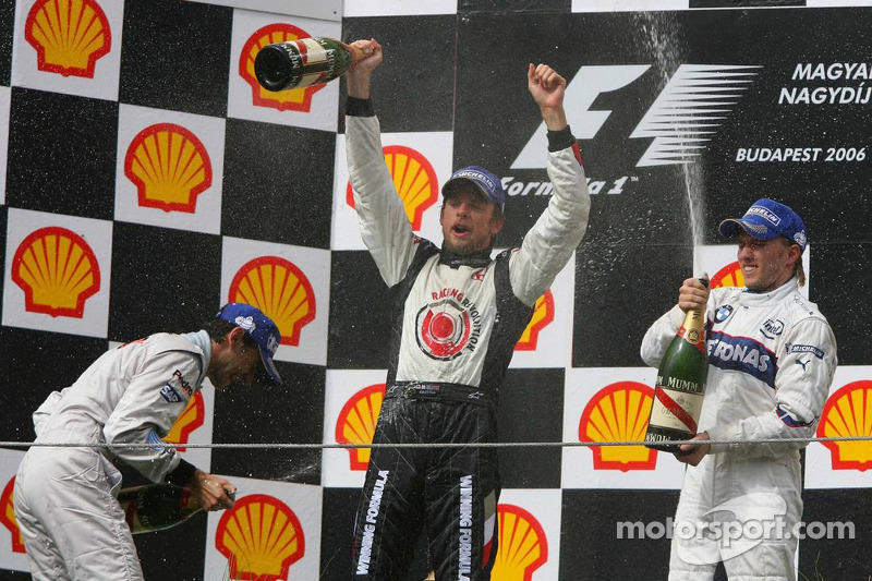 Podio: champagne para el ganador Jenson Button, segundo lugar Pedro de la Rosa y tercer lugar Nick H