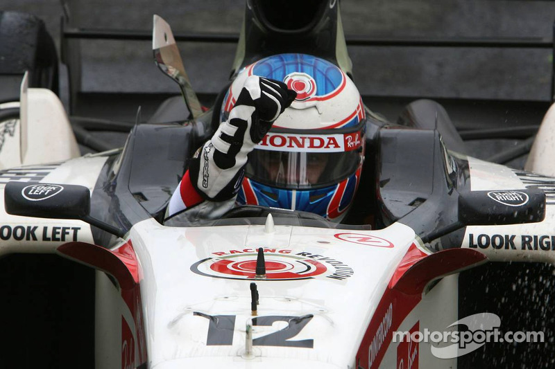 Ganador de la carrera Jenson Button celebra