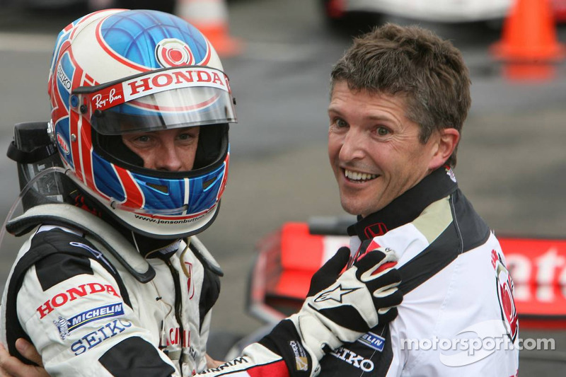 Yarış galibi Jenson Button kutlama yapıyor ve Nick Fry