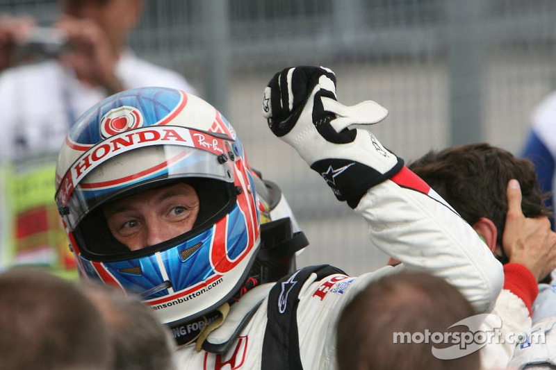 Yarış galibi Jenson Button kutlama yapıyor