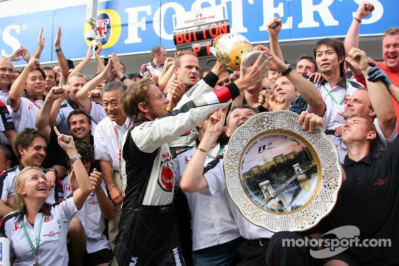 Race winner Jenson Button celebrates with Rubens Barrichello, Anthony Davidson and Honda Racing F1 t