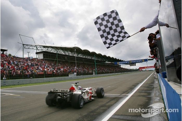 Jenson Button se lleva la bandera a cuadros