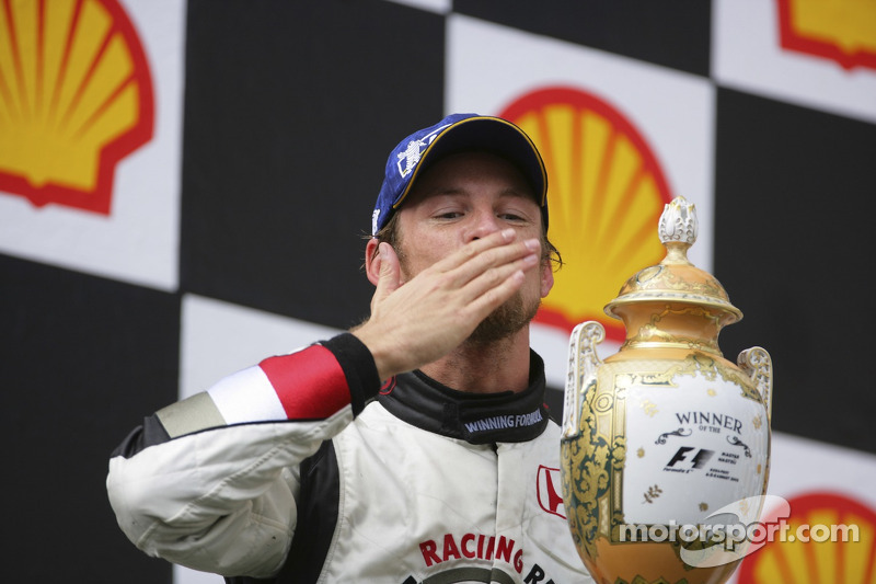 Podio: ganador de la carrera Jenson Button celebra