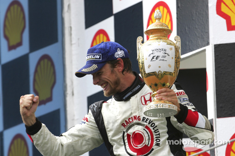 Podio: ganador de la carrera Jenson Button celebra