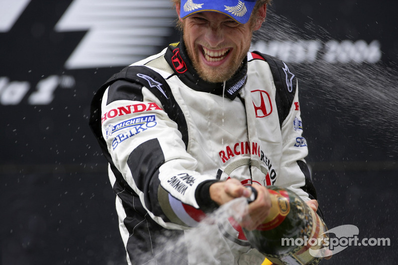 Podio: champagne para Jenson Button