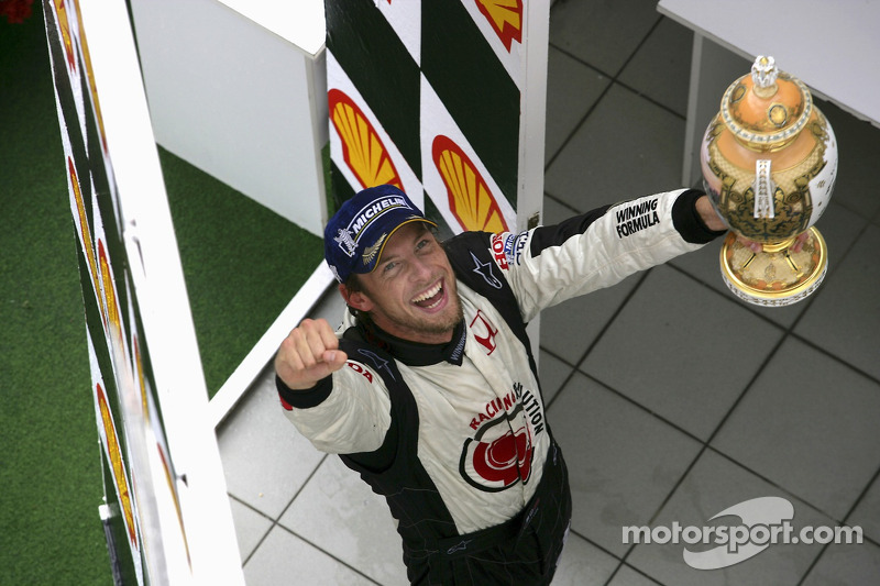 Podio: ganador de la carrera Jenson Button celebra