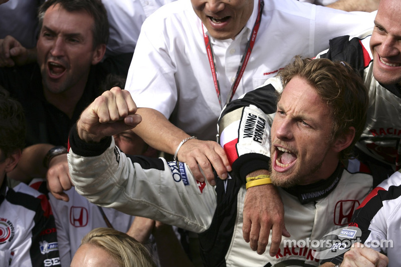 Ganador de la carrera Jenson Button celebra con los miembros del equipo Honda Racing F1