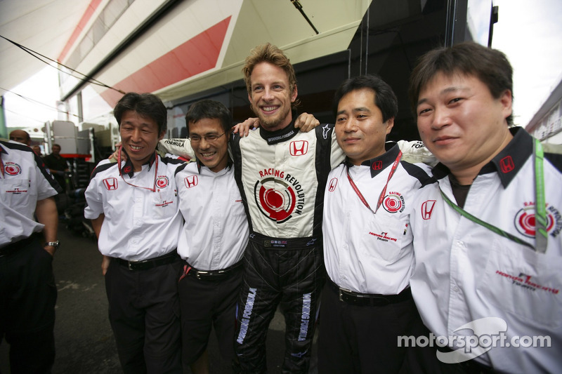 Ganador de la carrera Jenson Button celebra con los miembros del equipo Honda Racing F1