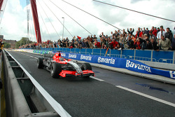 Christijan Albers geeft een demonstratie op de Willemsbrug