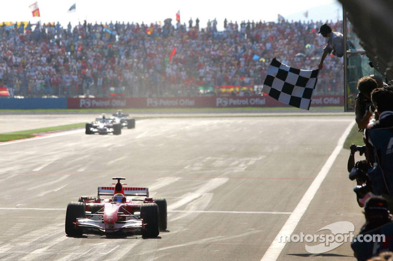 Isso porque na liderança não teve para ninguém. Felipe Massa venceu sua primeira corrida na F1 e seu primeiro de três GPs da Turquia seguidos.