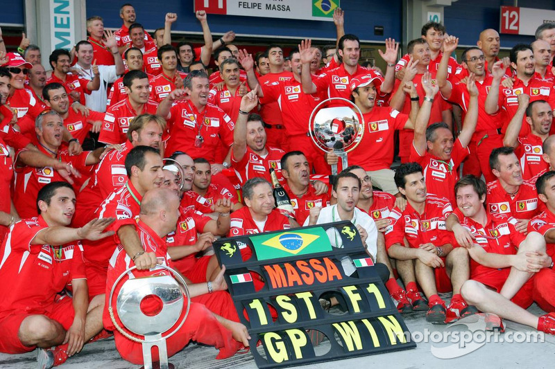 Felipe Massa celebra com a Ferrari após vitória na Turquia