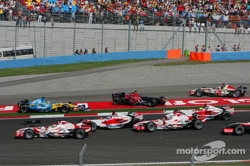 Start crash: Giancarlo Fisichella and Scott Speed