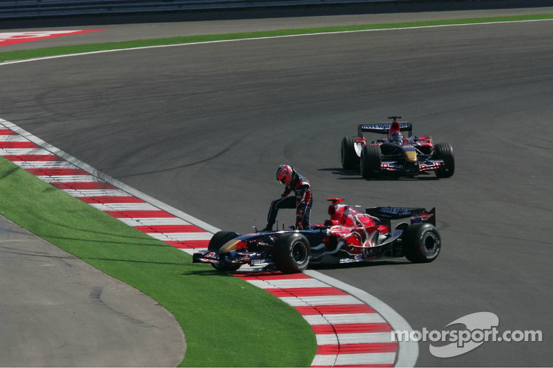 Mas, na volta 12, Vitantonio Liuzzi rodou e deixou seu carro em posição perigosa na curva 1. Isso levou o Safety Car à pista, e com isso as duas Ferraris foram aos boxes juntas.