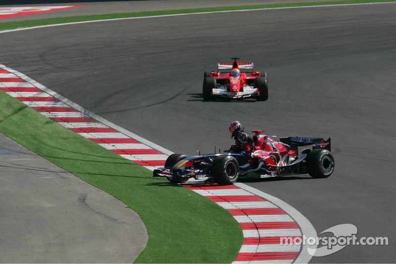 A 1ª vitória de Massa na F1 (Turquia/2006) foi possibilitada apenas devido a uma rodada de Vitantonio Liuzzi. Com um Safety Car, ele e Schumacher foram para o box ao mesmo tempo, com o alemão saindo em 3º, atrás de Alonso. A Ferrari não pôde inverter as posições.