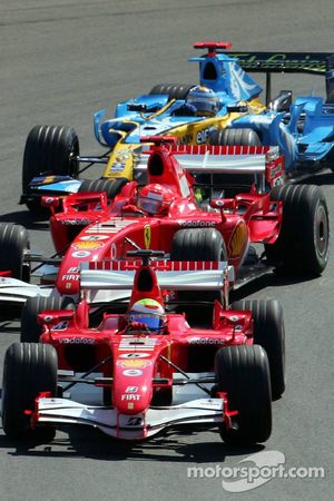 Start: Felipe Massa leads Michael Schumacher and Fernando Alonso